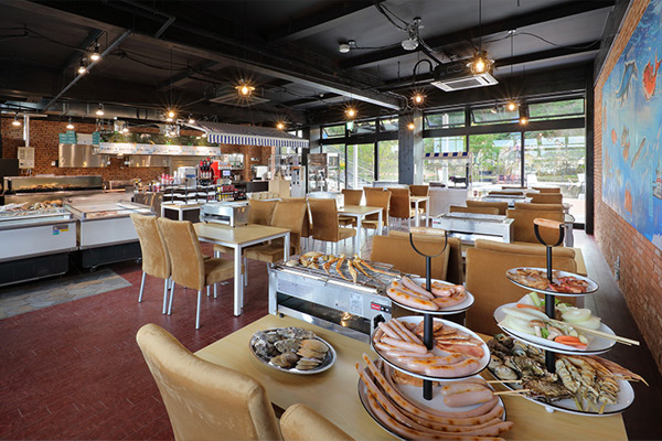 浜焼きグリル離宮の店内